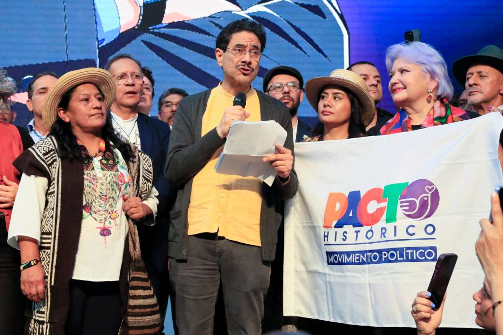 AME3078. BOGOTÁ (COLOMBIA), 11/03/2026.- El candidato a la Presidencia de Colombia por el partido oficialista Pacto Histórico, Iván Cepeda (c), habla junto a su formula vicepresidencial, la líder indígena Aida Quilcué (i), durante la inscripción de su candidatura este miércoles, en Bogotá (Colombia). Cepeda aseguró que buscará ganar las elecciones en la primera vuelta que se celebrará el próximo 31 de mayo. EFE/ Carlos Ortega
