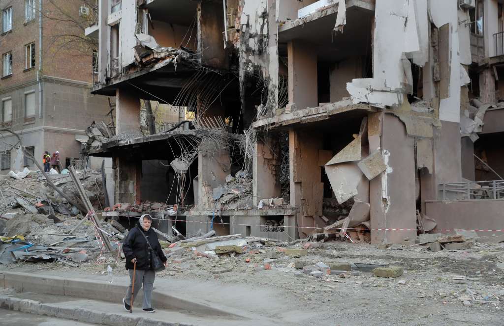 Kyiv (Ukraine), 29/04/2022.- A woman walks past a buliding damaged in the previous day's shelling of a residential building in Kyiv, Ukraine, 29 April 2022. Ten people were injured during that shelling, the Centre for Defence Strategies (CDS) reports in its daily briefing. Russian troops entered Ukraine on 24 February resulting in fighting and destruction in the country and triggering a series of severe economic sanctions on Russia by Western countries. (Rusia, Ucrania) EFE/EPA/SERGEY DOLZHENKO