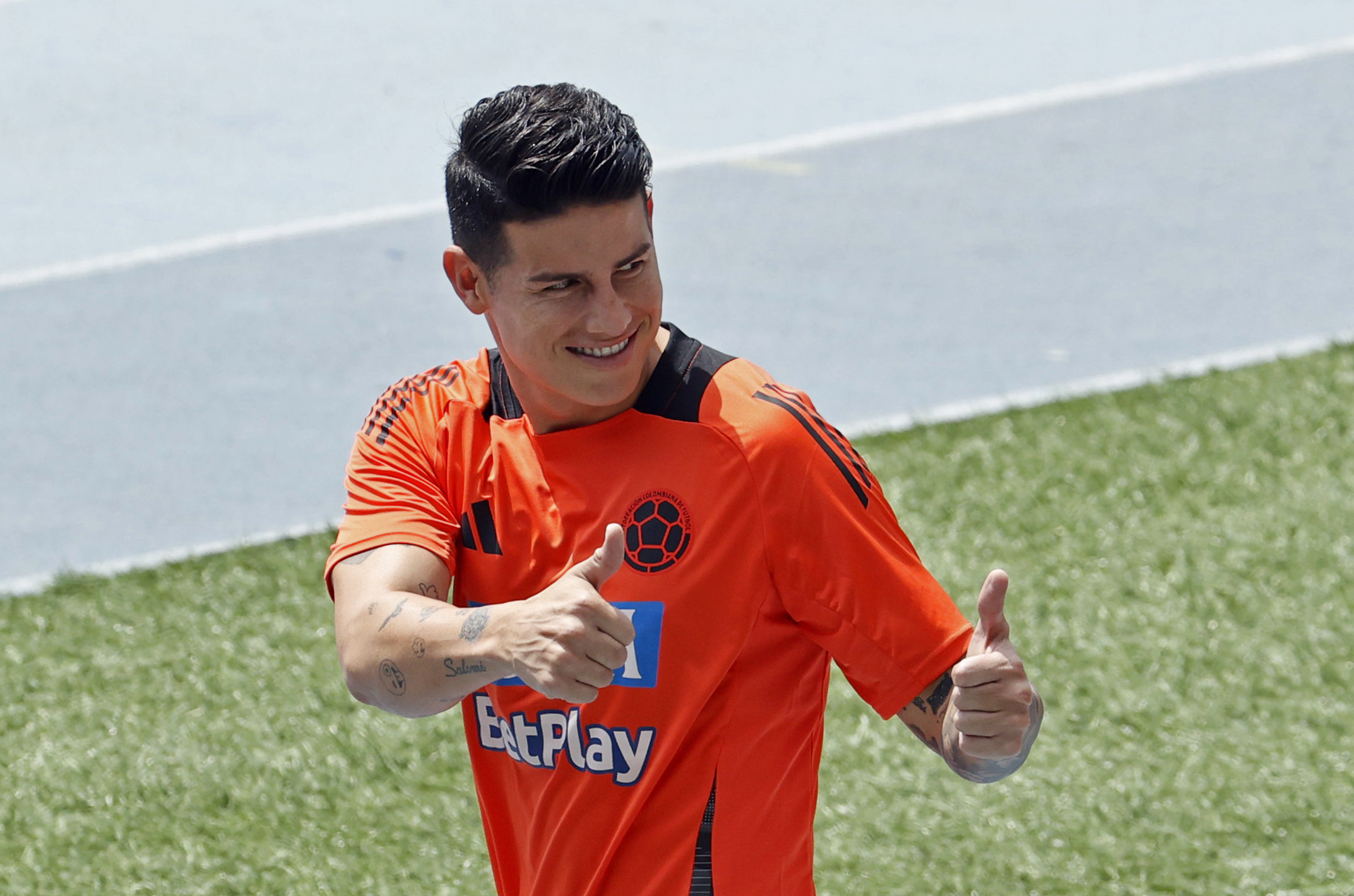 AME7369. BARRANQUILLA (COLOMBIA), 09/09/2024.- James Rodríguez de la selección nacional de fútbol de Colombia saluda a los asistentes durante un entrenamiento este lunes, en el estadio Metropolitano Roberto Meléndez, en Barranquilla (Colombia). Colombia se prepara para enfrentar a Argentina este martes en Barranquilla, por la eliminatorias sudamericanas al Mundial de 2026. EFE/ Mauricio Dueñas Castañeda