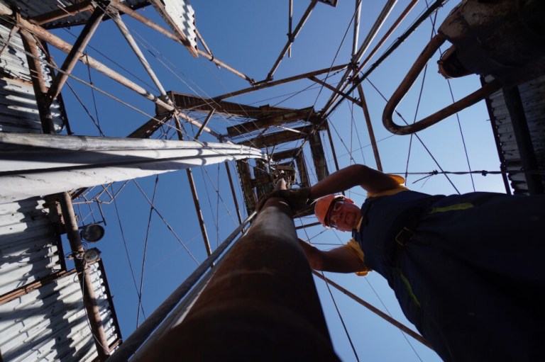 Demanda mundial de petróleo en caída libre por pandemia: AIE