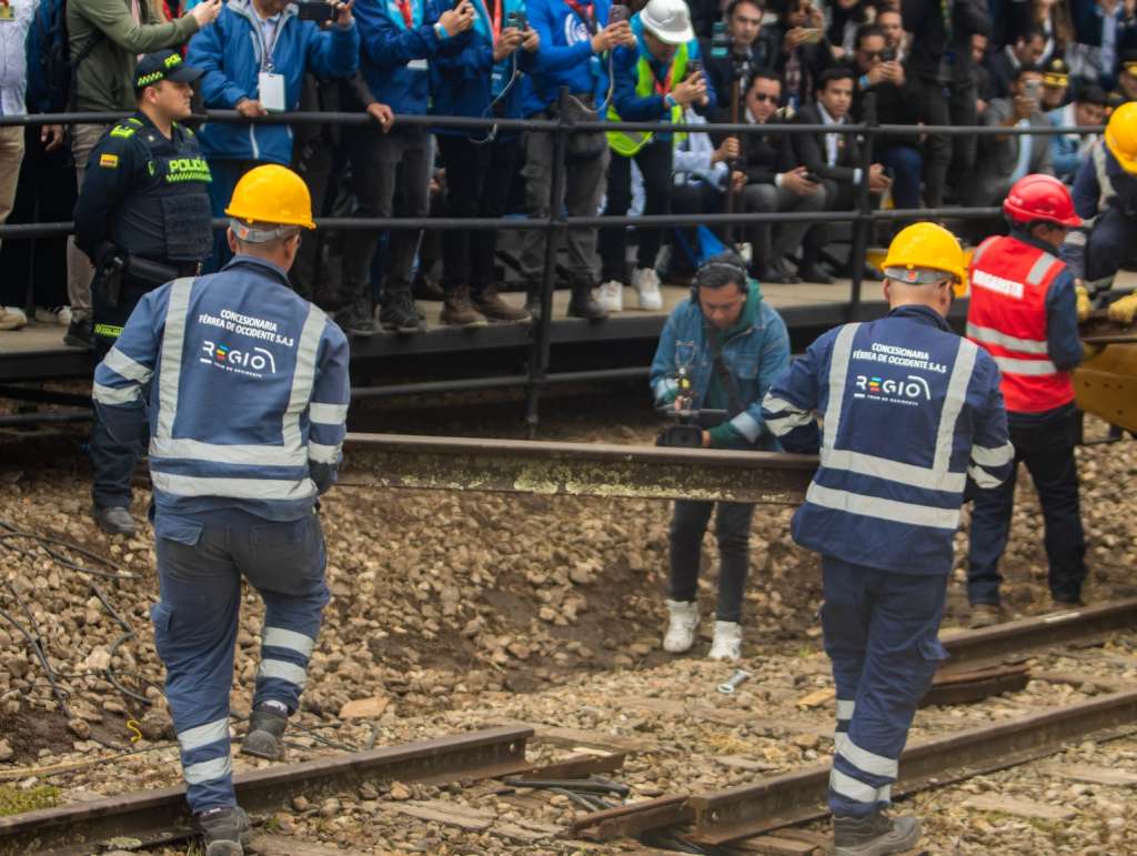 Trabajadores instalando las nuevas traviesas del Regiotram de occidente.