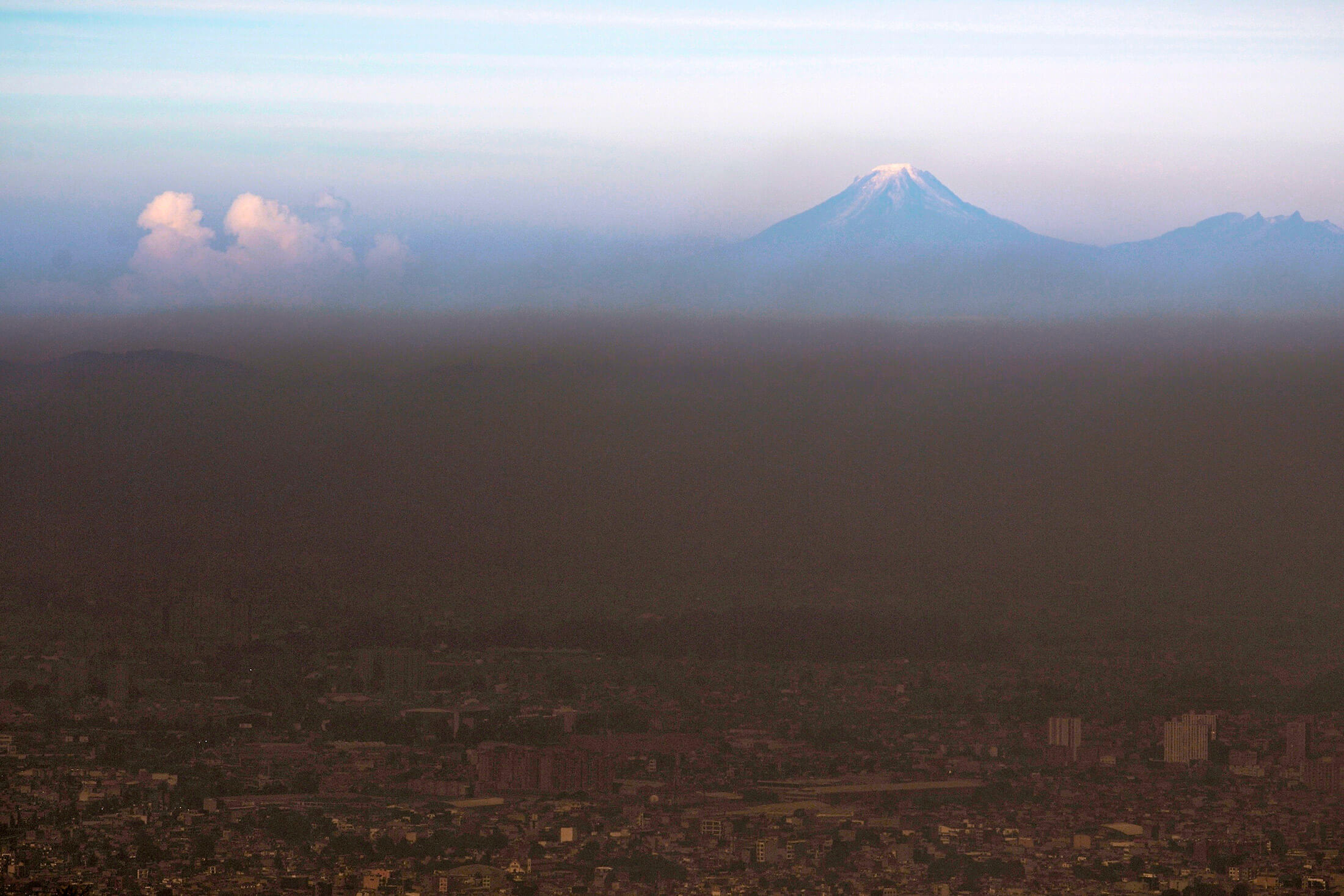 El Nevado del Tolima, sobresale de la capa de smog que flota sobre Bogotá. Greenpeace advierte que contaminación del aire en Bogotá aumentó un 35%. / Mauricio Alvarado