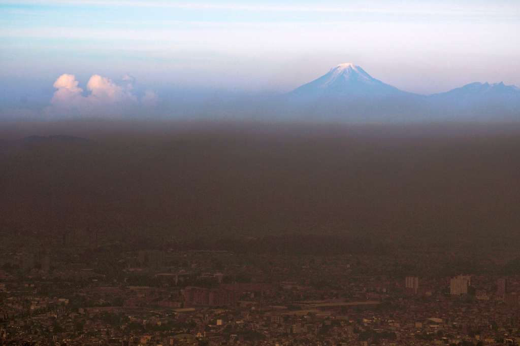 El Nevado del Tolima, sobresale de la capa de smog que flota sobre Bogotá. Greenpeace advierte que contaminación del aire en Bogotá aumentó un 35%. / Mauricio Alvarado
