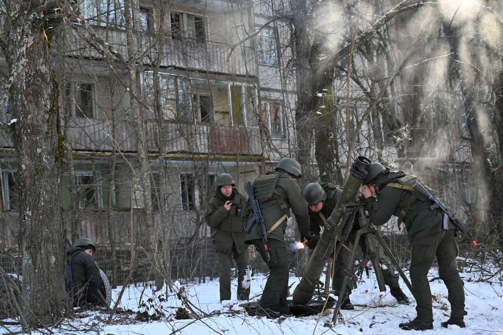 Antes de que estallara la guerra, y en medio de las advertencias de EE. UU. sobre una posible invasión rusa de Ucrania, las fuerzas ucranianas entrenaron en las calles desiertas y edificios de apartamentos de Pripyat, vacíos desde que los habitantes fueron evacuados tras el desastre nuclear de Chernóbil en 1986. “Las fuerzas de ocupación rusas están tratando de tomar Chernóbil. Nuestros soldados están sacrificando sus vidas para que la tragedia de 1986 no vuelva a ocurrir”, escribió Volodimir Zelenski el 24 de febrero, día en la invasión. “Esta es una declaración de guerra contra toda Europa”, agregó.