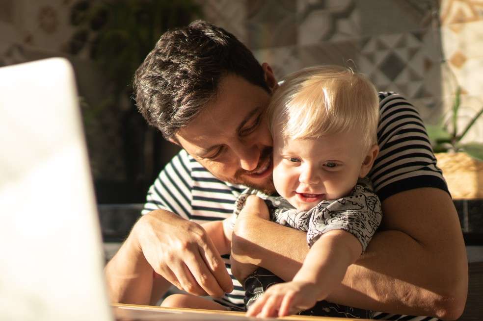 paternidad, padre e hijos, padres en casa.