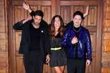 Carla Girando rodeada de guapos hombres y famosas amigas en evento Versace