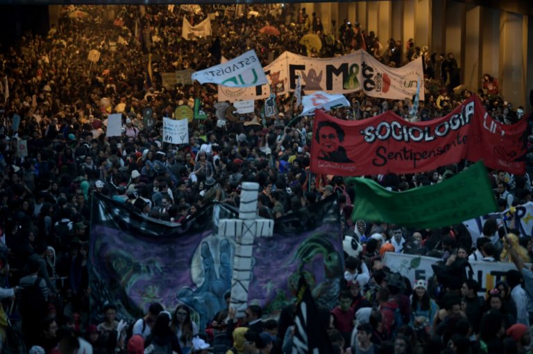 Estudiantes del país volverán a las calles con “la noche de las máscaras”
