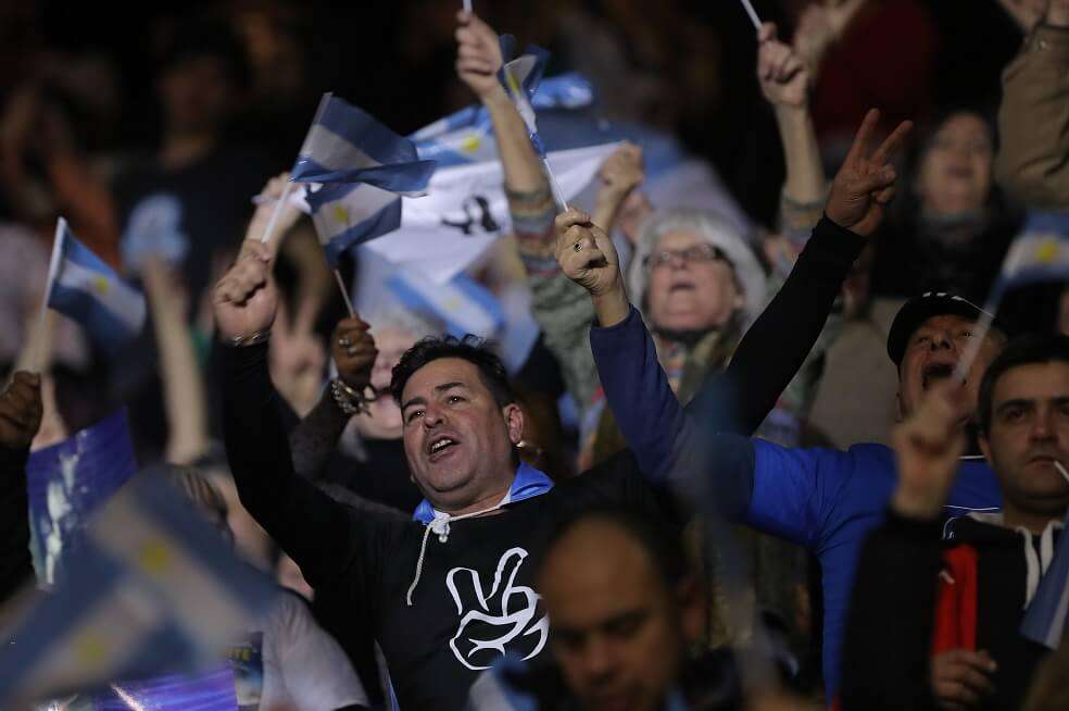 Seguidores participan en el acto de cierre de campaña del partido Frente De Todos del candidato a presidente Alberto Fernández, quien comparte fórmula con la expresidenta Cristina Fernández De Kirchner. / EFE