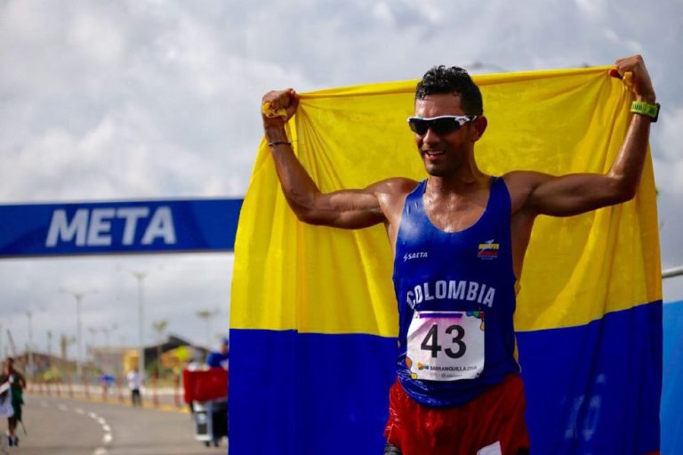 Éider Arévalo hace camino al marchar