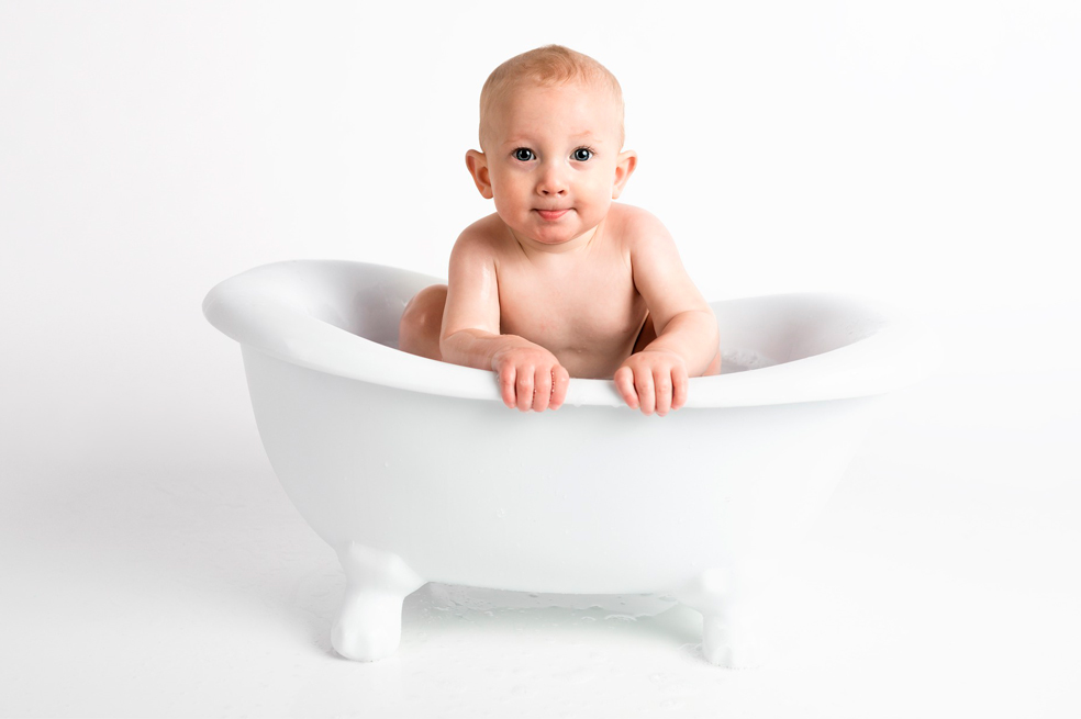 bebè en una tina, bebé en el baño. Baño del recién nacido.