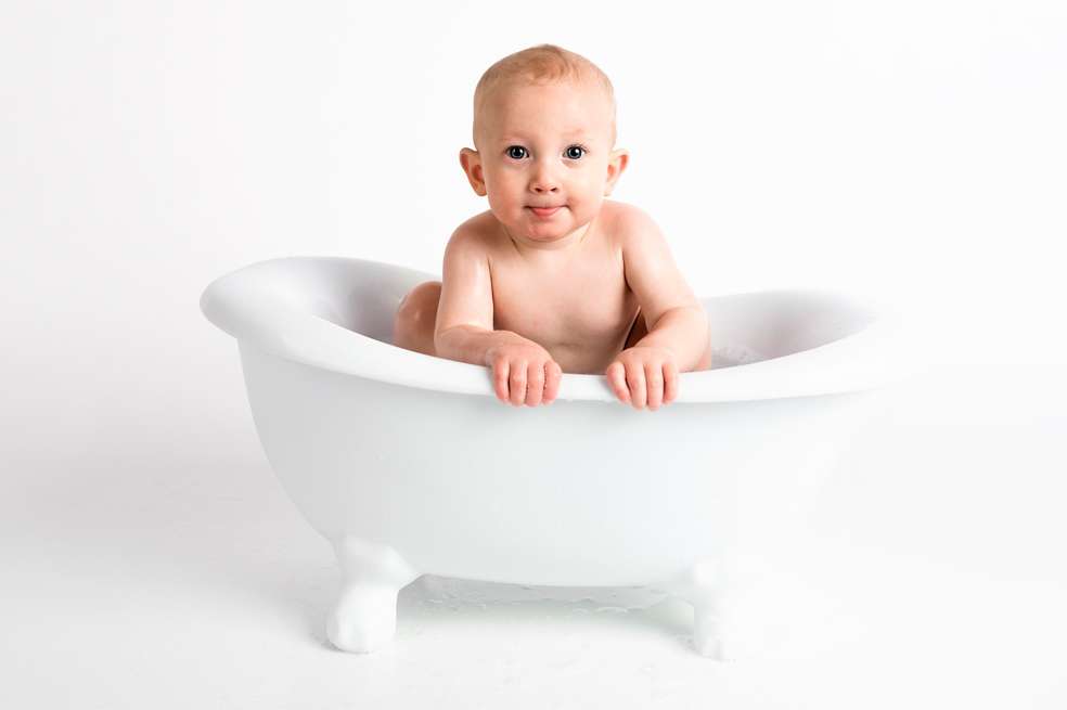 bebè en una tina, bebé en el baño. Baño del recién nacido.