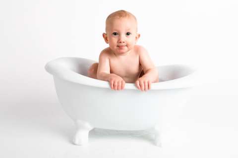 Mitos y verdades a la hora de bañar a tu bebé