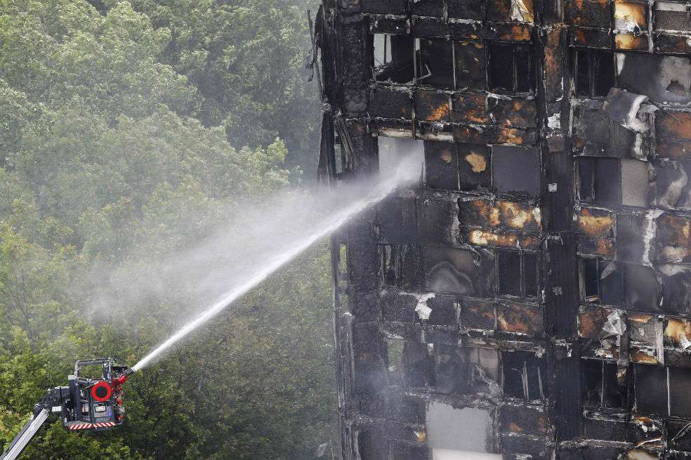 Los bomberos combatieron durante largas horas el fuego dentro de la torre de apartamentos. / AFP