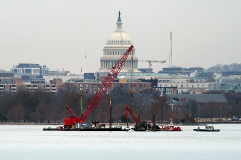 Nuevos informes señalan fallas de seguridad tras choque aéreo en Washington D. C.