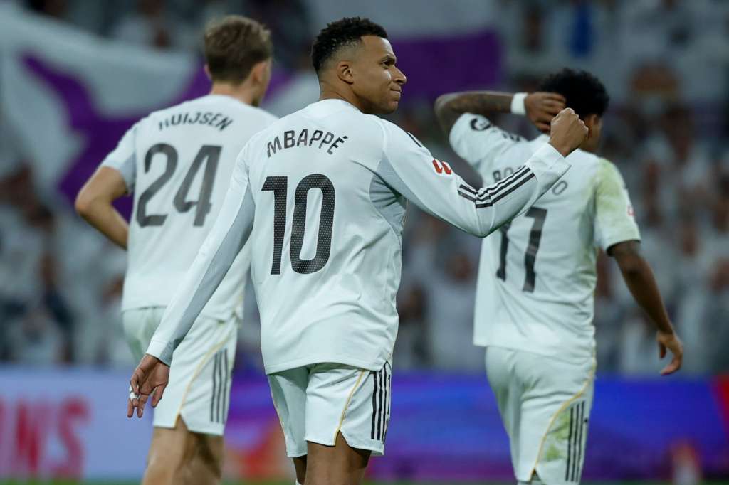MADRID, 20/12/2025.- El delantero francés del Real Madrid, Kylian Mbappé, tras conseguir el segundo gol del equipo madridista durante el encuentro de la jornada 17 de LaLiga entre Real Madrid y Sevilla FC celebrado este sábado en el estadio Santiago Bernabéu, en Madrid. EFE / Juanjo Martín.