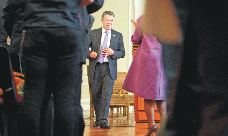 El presidente Juan Manuel Santos, en reunión con los promotores del Sí, tras el anuncio del Premio Nobel de Paz. / EFE