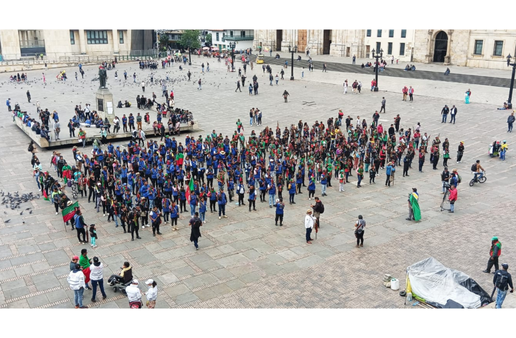 La Mesa Permanente de Concertación Indígena (MPC) llegó a la Plaza de Bolívar, representando a los 115 pueblos indígenas que integra, para exigir respuestas del Congreso.