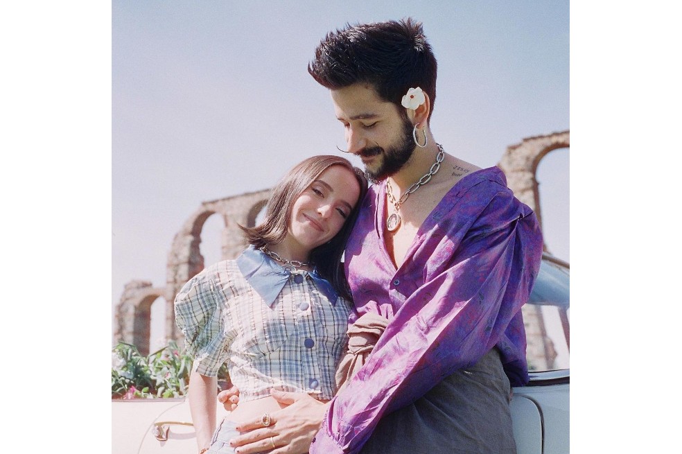 La pareja de cantantes anunció que su primogénito se llamará Índigo, aunque todavía no sepan si es niño o niña.