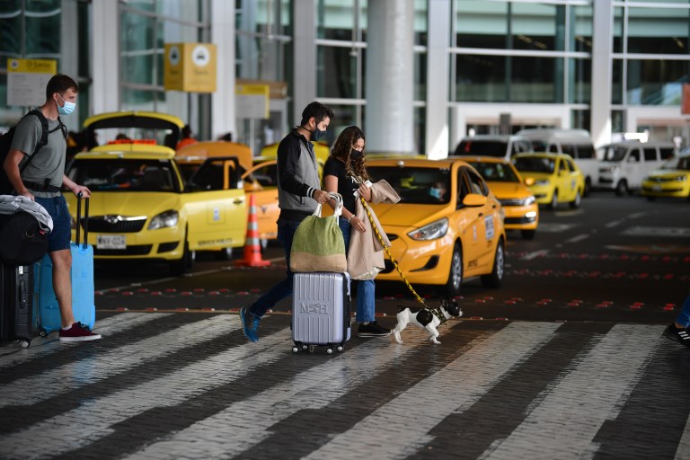 ¿Cuánto cuesta el recargo de taxi desde el aeropuerto El Dorado de Bogotá?