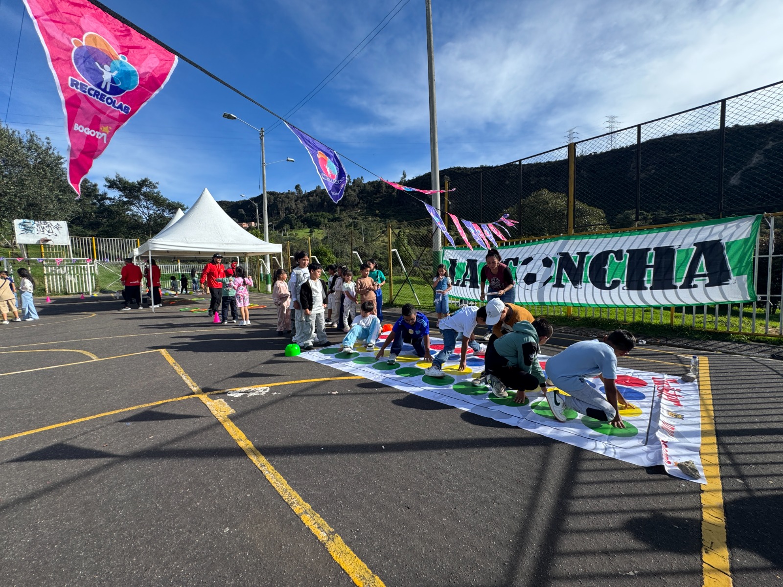 Jornadas del IDRD en barrios de Bogotá reviven la tradición de los juegos clásicos de la infancia.