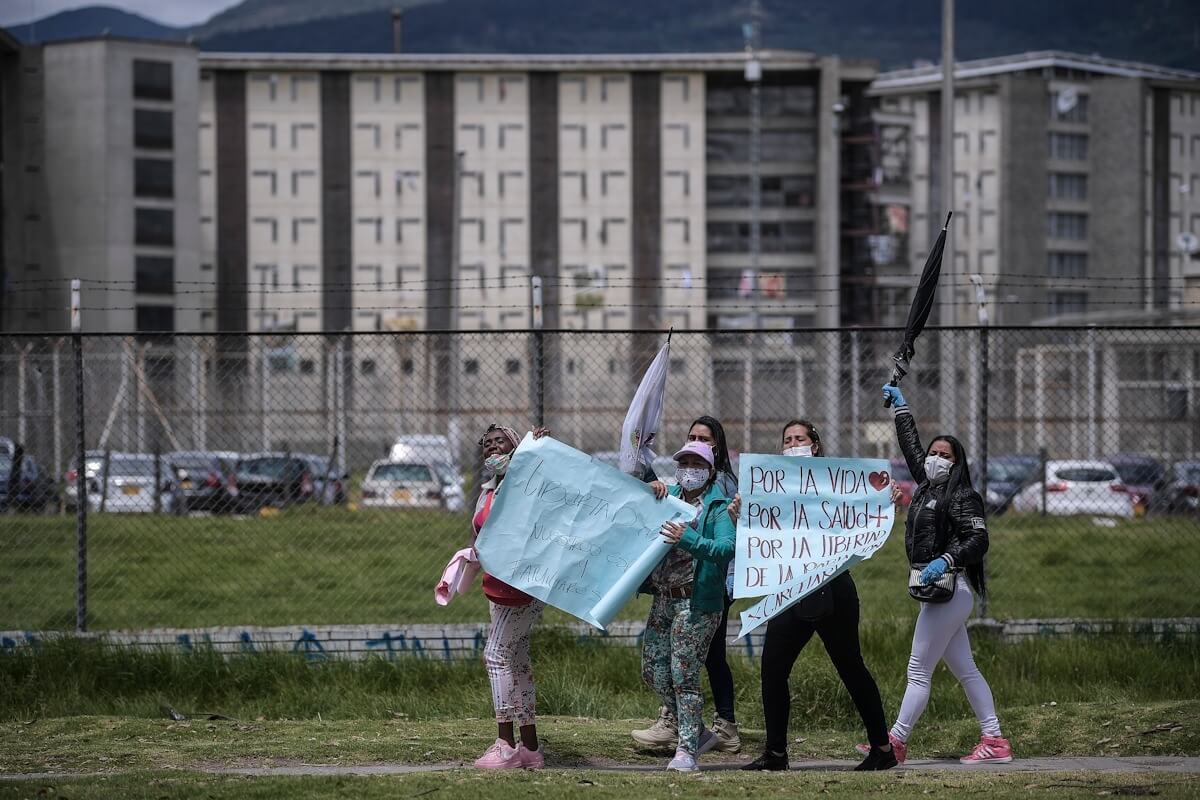 Familiares de internos de La Picota protestan exigiendo medidas para enfrentar el COVID-19 en las cárceles. / Mauricio Alvarado - El Espectador