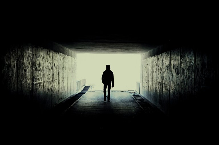 ¿Qué significa soñar que caminamos en la oscuridad?