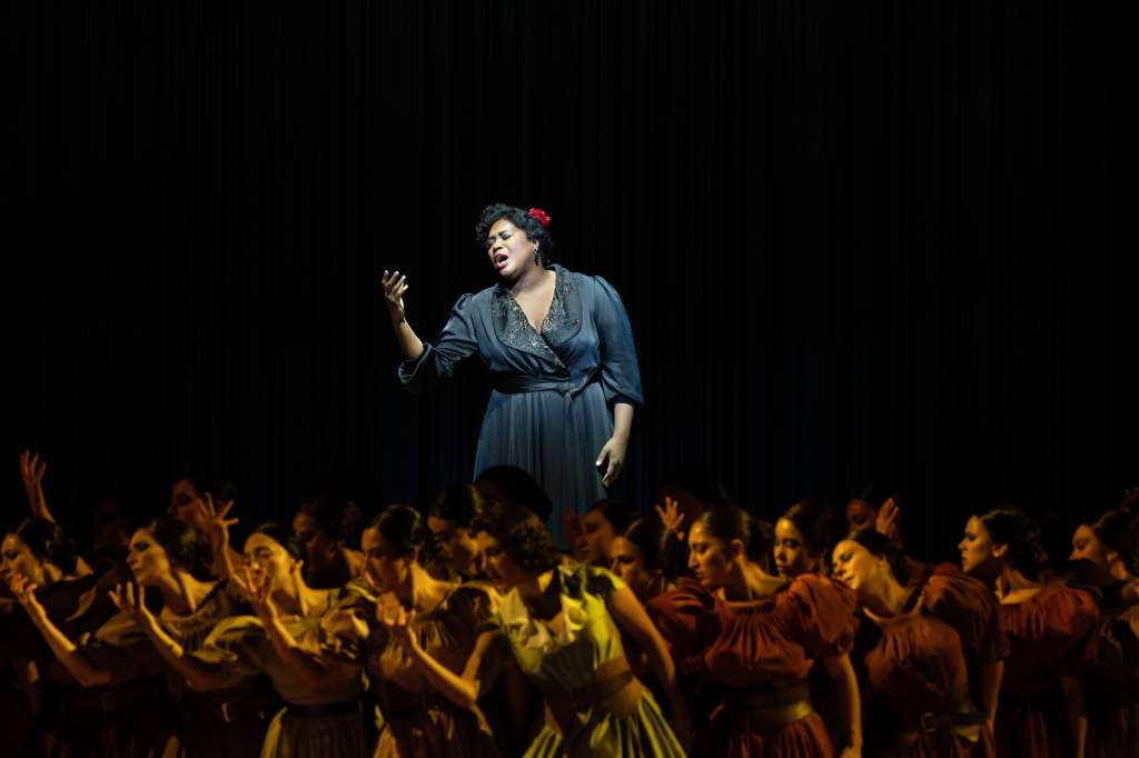 USA7719. NUEVA YORK (ESTADOS UNIDOS), 15/10/2024.- Fotografía cedida por la Metropolitan Opera de Manhattan de Angel Blue como Margarita Xirgu durante un momento de la obra 'Ainadamar'. El poeta español Federico García Lorca, autor del celebrado 'Poeta en Nueva York', regresó este martes a la Metropolitan Opera de Manhattan como protagonista de la obra Ainadamar, compuesta por el argentino Osvaldo Golijov, estrenada por primera vez en 2003 y nunca antes representada en la Gran Manzana. EFE/ Marty Sohl / Metropolitan Opera / SOLO USO EDITORIAL/ SOLO DISPONIBLE PARA ILUSTRAR LA NOTICIA QUE ACOMPAÑA (CRÉDITO OBLIGATORIO)