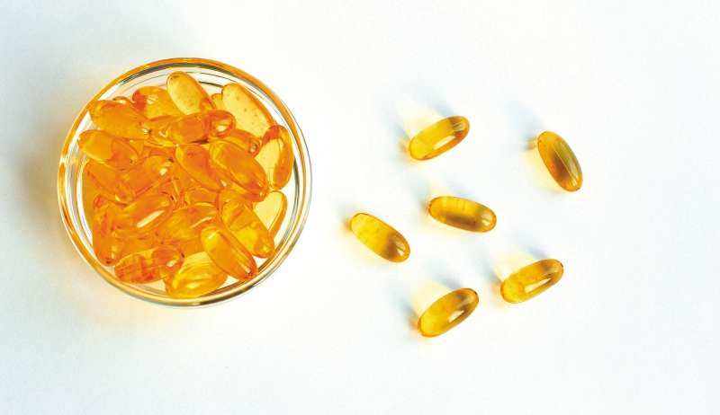 El aceite de pescado tiene dos ácidos grasos omega-3, el EPA y el DHA. Estos pueden encontrarse en nueces, pescados grasos (salmón, por ejemplo) y semillas de lino.
