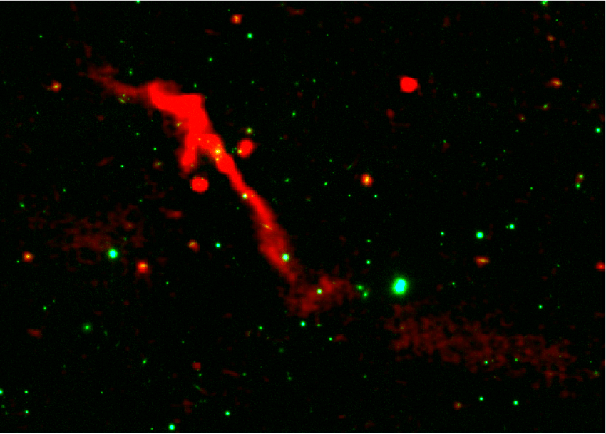 Esta imagen de J1007+3540 muestra un chorro interno compacto y brillante, lo que indica el despertar de lo que había sido un agujero negro supermasivo "dormido" en el corazón de la gigantesca galaxia de radio.