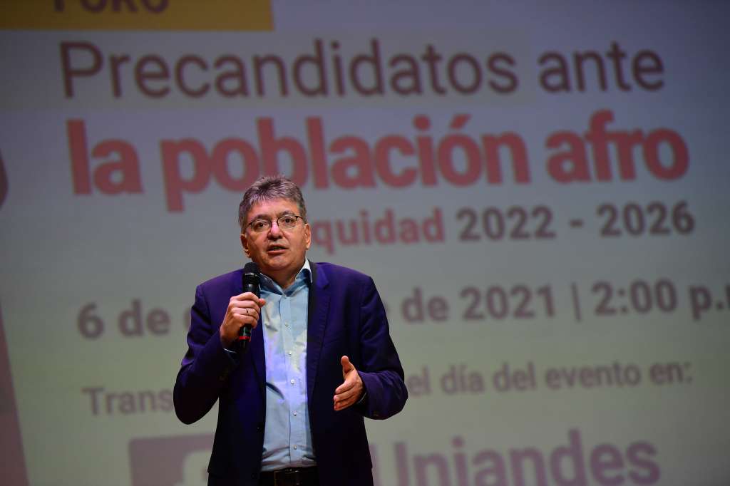 Precandidato a la presidencia durante el Foro Precandidatos ante la población afro