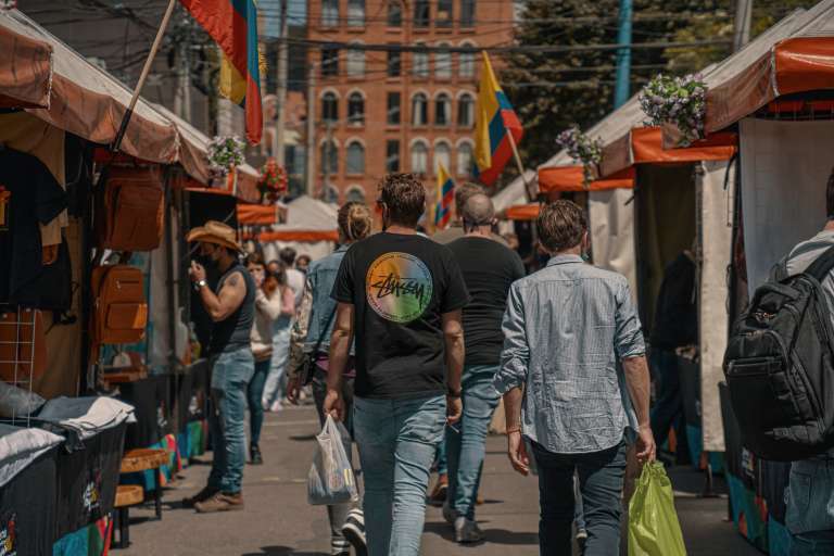 Usaquén es uno de los sectores más diversos del norte de Bogotá y un plan ideal para disfrutar un domingo. Sus calles empedradas, casas coloniales y la histórica iglesia de Santa Bárbara conservan el ambiente de un antiguo pueblo, mientras que su tradicional mercado de pulgas lo convierte en un destino perfecto para combinar historia, compras, gastronomía y cultura.