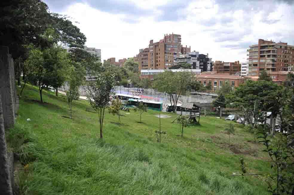 Personal de la administración desinstaló las rejas que encerraban el predio distrital.  / Cortesía Alcaldía de Chapinero