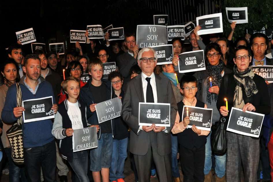 Así fue la manifestación en el Liceo Francés en rechazo a la masacre perpetrada por islamistas en el diario Charlie Hebdo de París. 