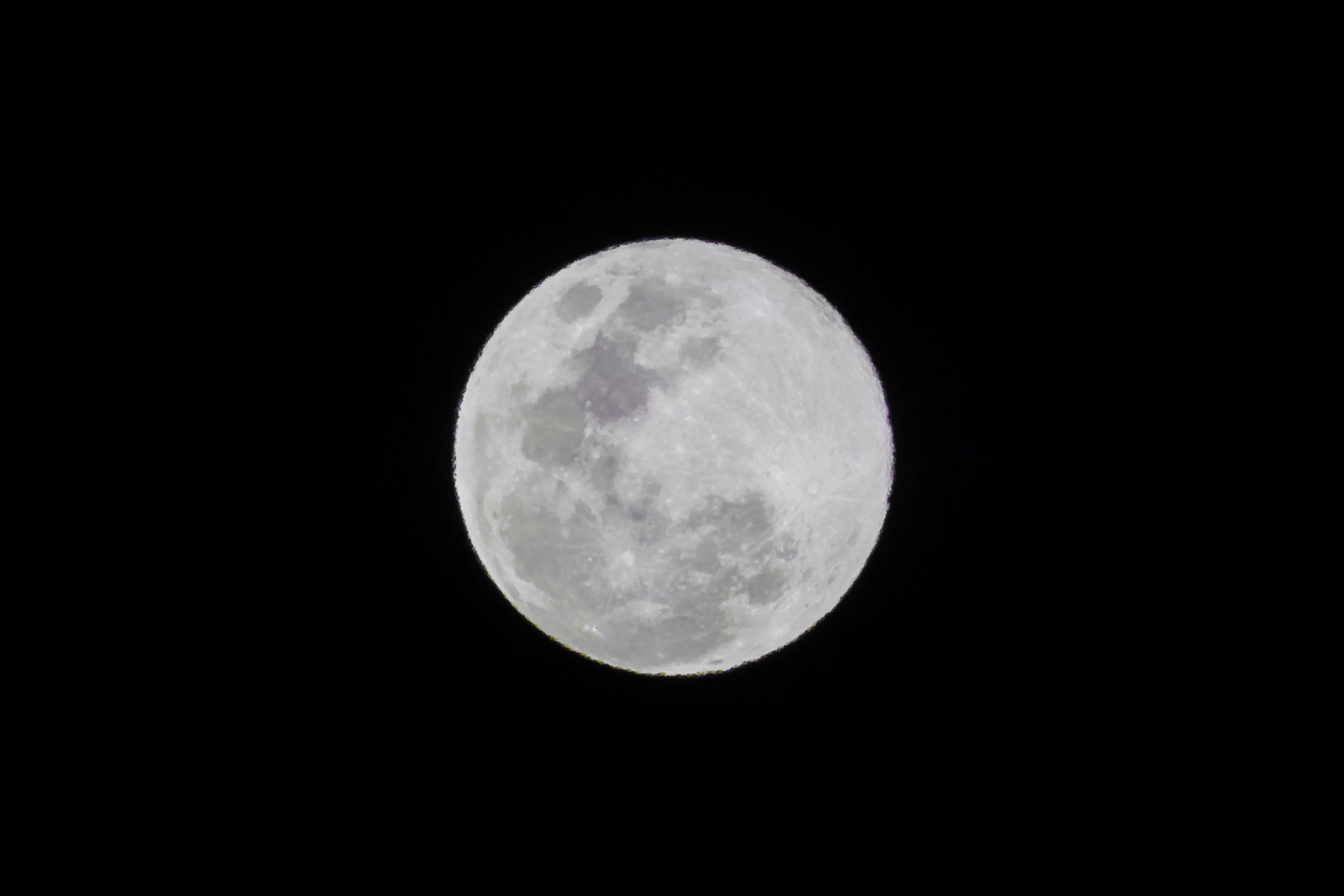 -FOTODELDÍA- AME1155. CARACAS (VENEZUELA), 13/01/2025.- Fotografía de la primera luna llena del año, conocida como " Luna del lobo", este lunes en Caracas (Venezuela). EFE/ Miguel Gutiérrez