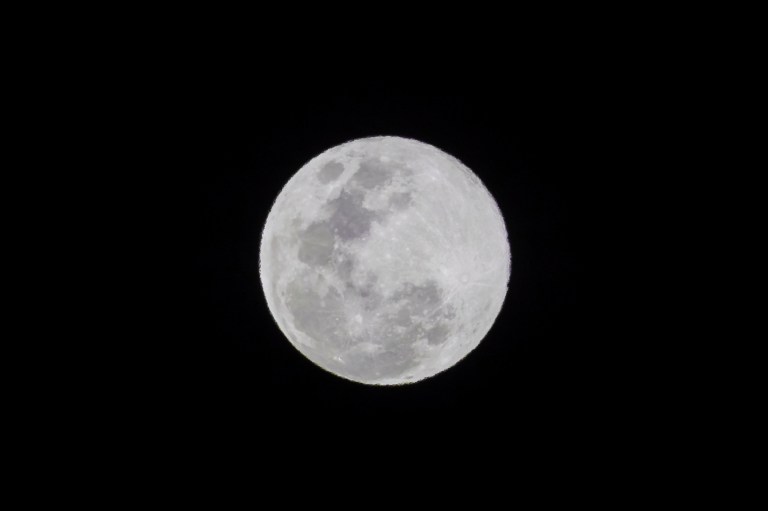 La misión espacial que lanzarán para mapear el agua de la superficie de la Luna