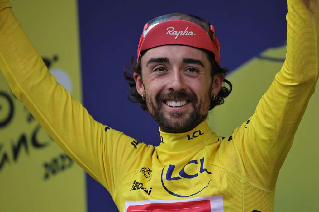 (France), 14/07/2025.- Irish rider Ben Healy of EF Education - EasyPost team celebrates on the podium with the Yellow leader jersey during the 10th stage of the Tour de France cycling race over 165.3km from Ennezat to Le Mont Dore Puy de Sancy, France, 14 July 2025. (Ciclismo, Francia) EFE/EPA/Christophe Petit Tesson