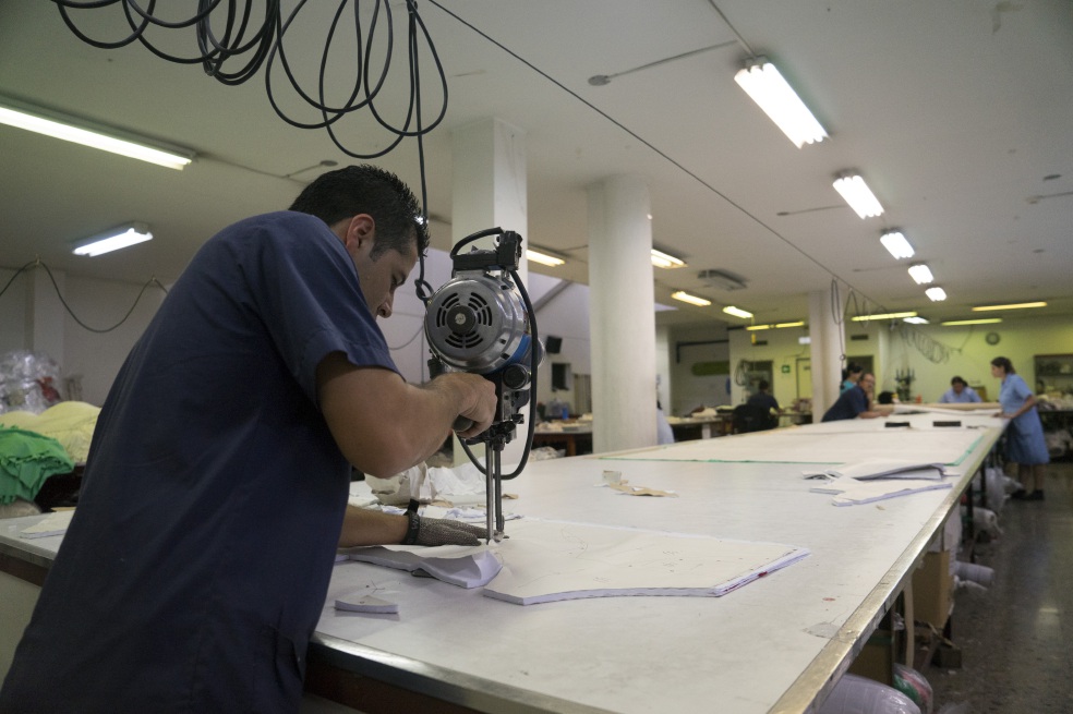 El salario mínimo vigente es de $737.717 y lo reciben 1,8 millones de colombianos. / Bloomberg