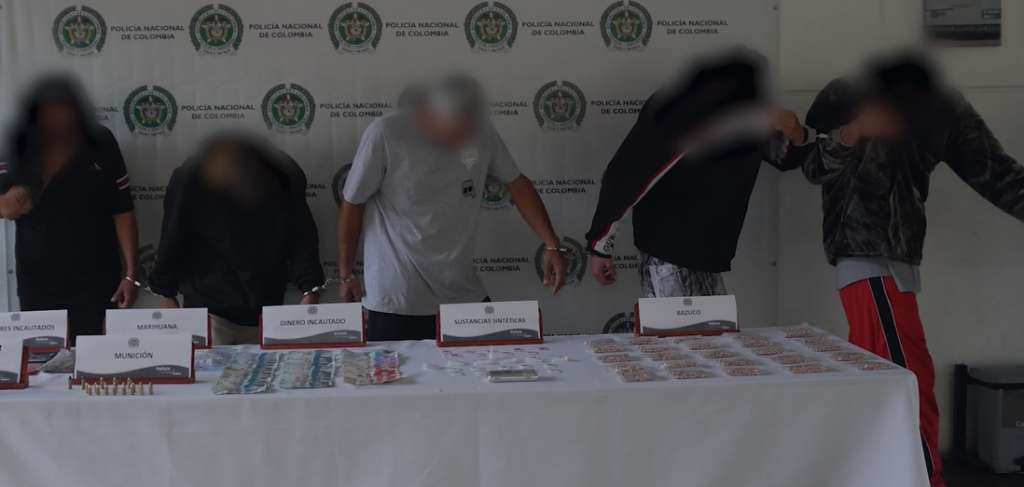 Los capturados también tenían en su poder munición para un arma de fuego.