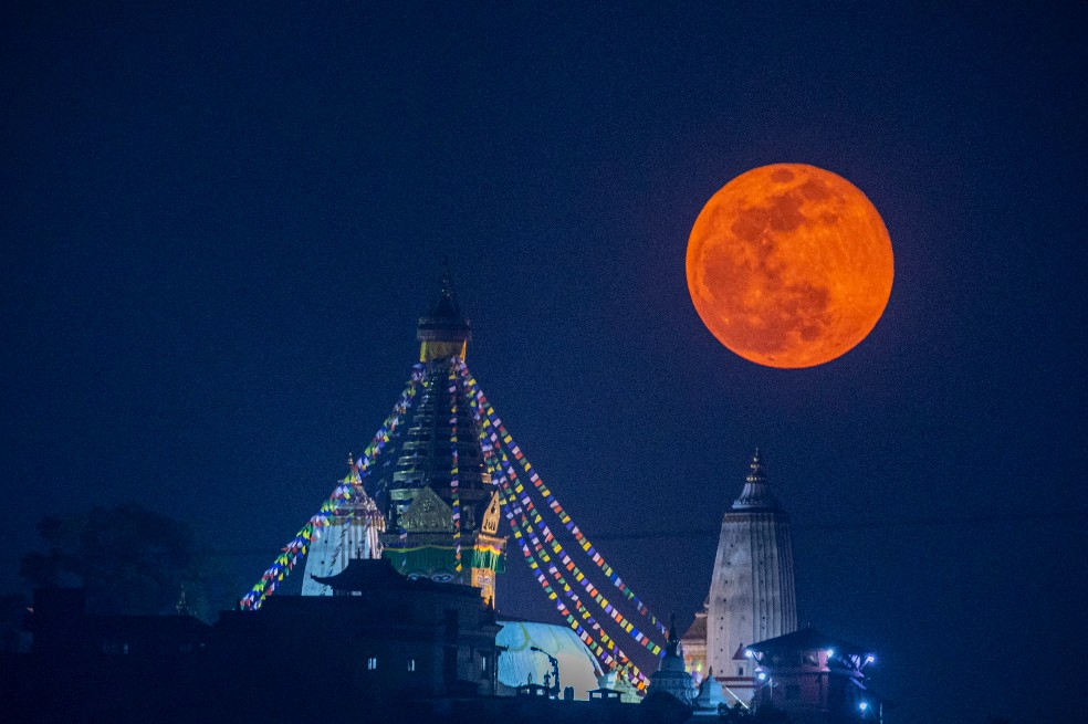 En Nepal se hizo esta fotografía de la "Luna de sangre".
