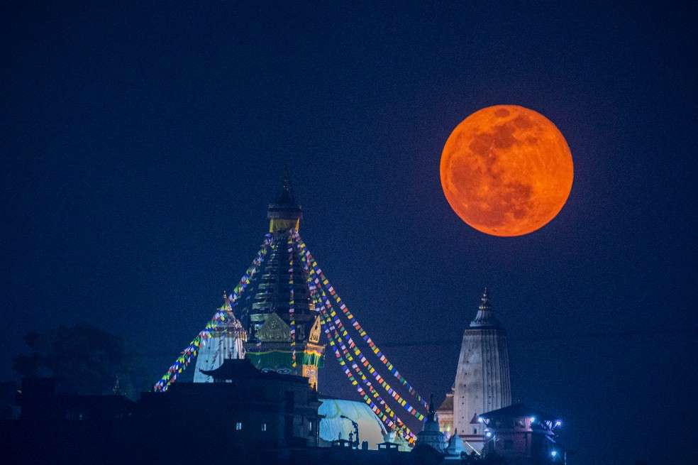 En Nepal se hizo esta fotografía de la "Luna de sangre".