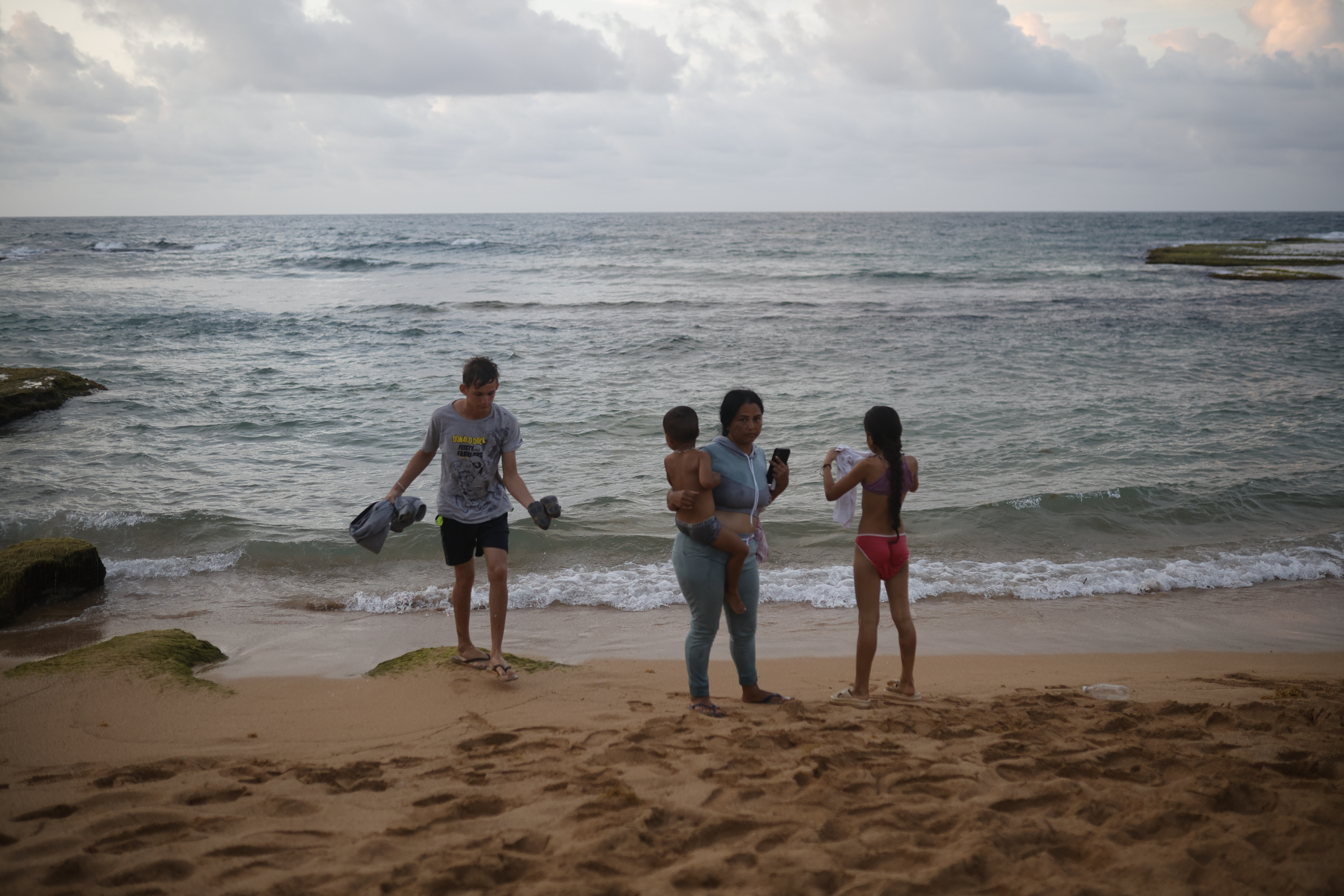 AME3947. MIRAMAR (PANAMÁ), 26/02/2025.- Migrantes venezolanos asisten a una playa este miércoles, en el corregimiento de Miramar en la provincia de Colón (Panamá). EFE/ Bienvenido Velasco