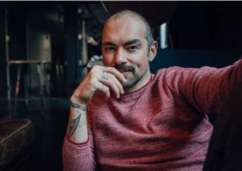 Santiago Cruz le canta a los desafíos cotidianos en "Hay días"