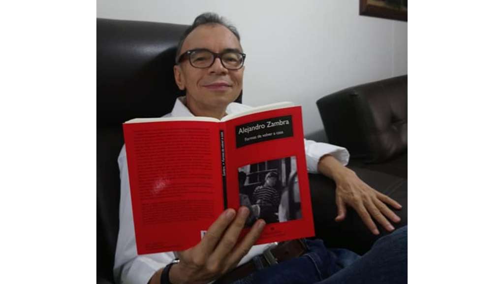 El profesor Alfonso Reyes, leyendo la novela del escritor chileno Alejandro Zambra, "Formas de volver a casa".
