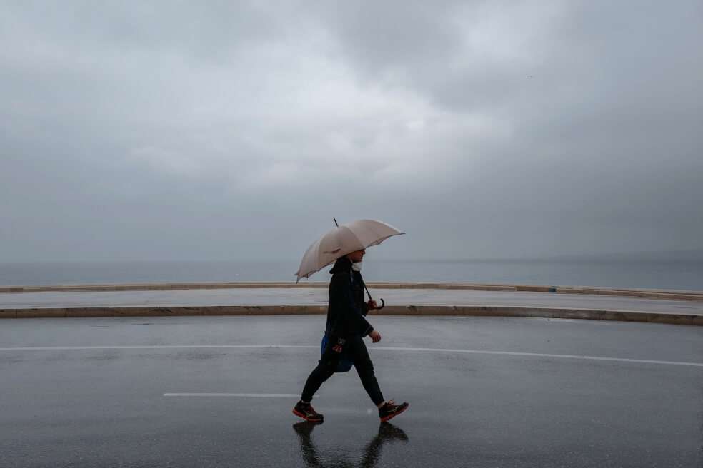 En el día 34 de encierro en Niza, Francia, el gobierno dijo que hay que aprender a vivir con el coronavirus. / AFP