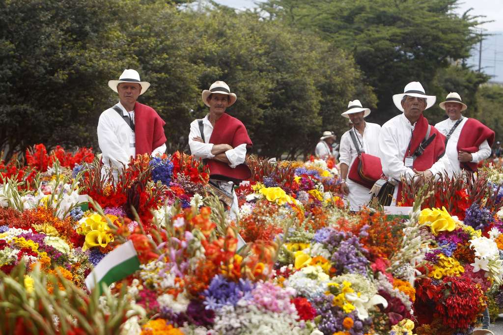 AME8862. MEDELLÍN (COLOMBIA), 07/08/2023.- Un grupo de silleteros posa en la edición 66 del Desfile de Silleteros de la Feria de las Flores hoy, en Medellín (Colombia). Más de medio centenar de silleteros salieron este lunes de sus pintorescas fincas en el caserío de Santa Elena, donde nació hace 66 años esta tradición, para desfilar sus majestuoso arreglos florales y convertir a Medellín en un jardín como gran cierre de la Feria de las Flores. EFE/ Luis Eduardo Noriega A.
