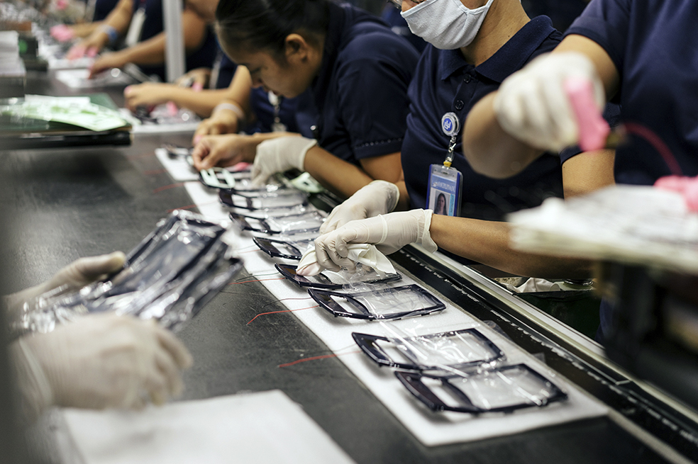 Empleados en una fábrica de tecnología. / Bloomberg