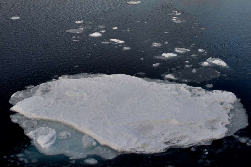 Los estudios sugieren que el aumento del deshielo en el Ártico es, al menos en un 70%, una consecuencia de la actividad humana. / Guardia Costera de los Estados Unidos-NSIDC