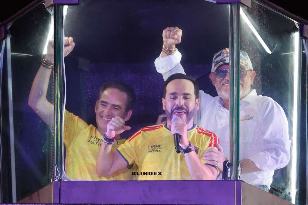 AME3261. BARRANQUILLA (COLOMBIA), 21/06/2026.- El ultraderechista Abelardo de la Espriella ganador de la segunda vuelta presidencial de este domingo en Colombia pronuncia un discurso, luego de los resultados preliminares que le dan el triunfo por delante del izquierdista Iván Cepeda, en Barranquilla (Colombia). EFE/ Mauricio Dueñas Castañeda