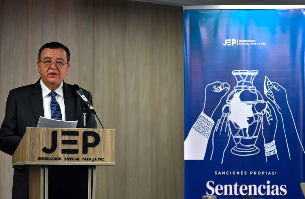Magistrado, presidente de la Jurisdicción Especial para la Paz (JEP), durante la emisión de la primera sentencia condenatoria por el caso 01 (secuestros), contra la última línea del Secretariado de la antigua guerrilla de las Farc.