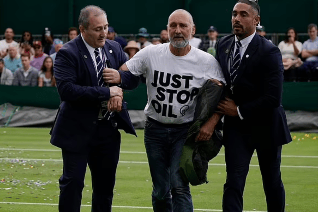 Los manifestantes del movimiento Just Stop Oil cumplieron su amenaza de interrumpir en Wimbledon y asaltaron a la cancha 18 en el tercer día del campeonato.